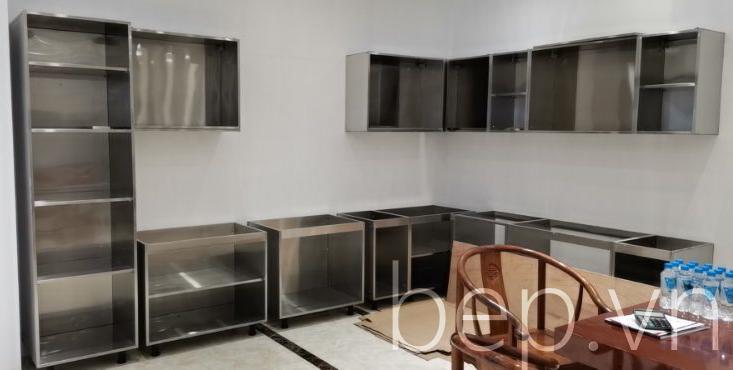 Tủ bếp inox nhập khẩu đang được lắp đặt và hoàn thiện tại công trình khách hàng