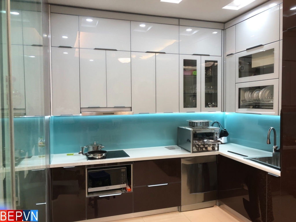 tủ bếp inox cánh kính đẹp hiện đại, sang trọng