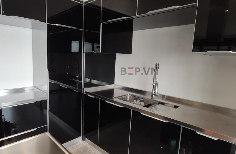 Tủ bếp inox cánh kính Bep.vn kết hợp mặt bàn inox liền chậu - Sự kết hợp hoàn hảo Tủ bếp inox cánh kính Bep.vn kết hợp mặt bàn inox liền chậu - Tiện nghi tối đa