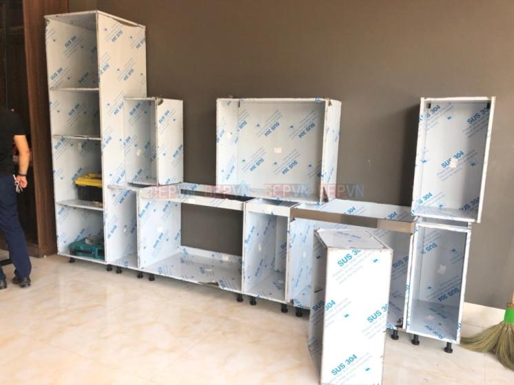 Những khối module thùng tủ bếp inox đang được sắp xếp để liên kết với nhau