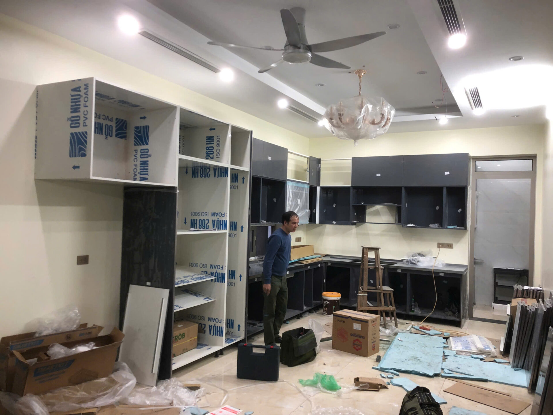 Tủ bếp inox cánh kính chị Tiên - Ngọc Thụy Long Biên, chi tiết cánh kính