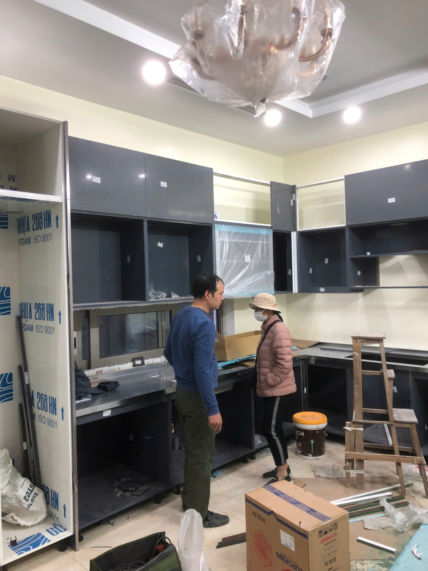Tủ bếp inox cánh kính chị Tiên - Ngọc Thụy Long Biên, góc bếp chữ L