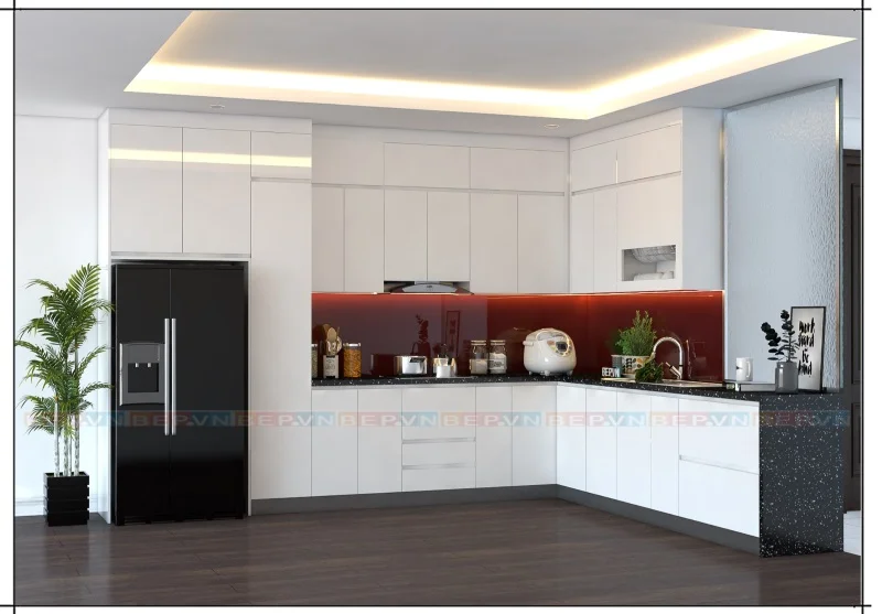 Tủ bếp trắng có điểm nhấn là tường chắn bếp bằng kính cường lực màu rượu vang đỏ kích thích thị giác và vị giác.

