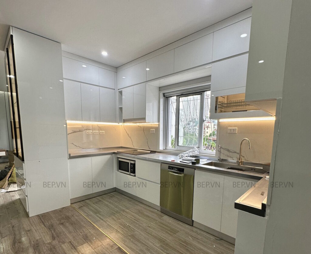 tủ bếp inox kết hợp cánh acrylic bóng gương, mặt bàn inox