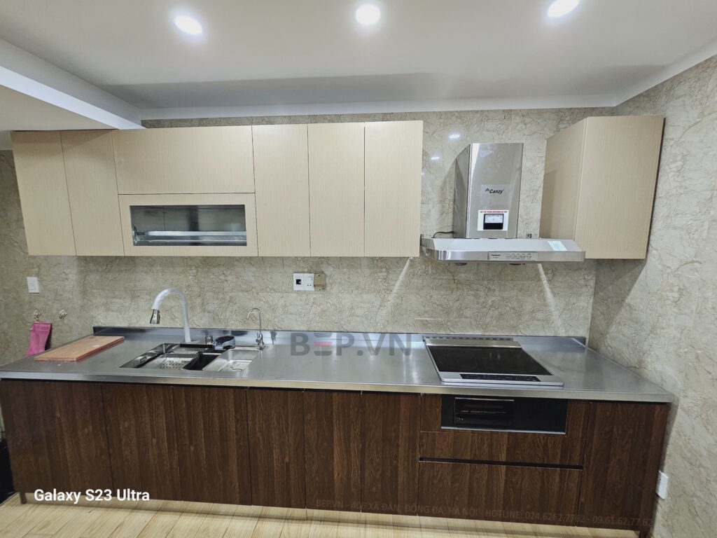 tủ bếp inox kết hợp cánh inox vân gỗ nhâp khẩu