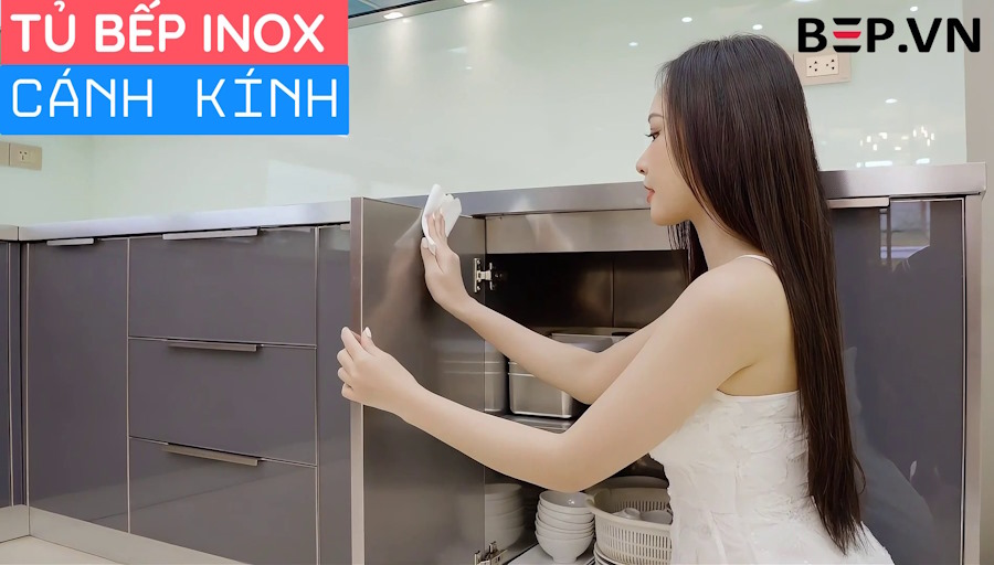 Hình ảnh thực tế không gian bếp với tủ inox cánh kính 3 lớp nhập khẩu từ Bep.vn