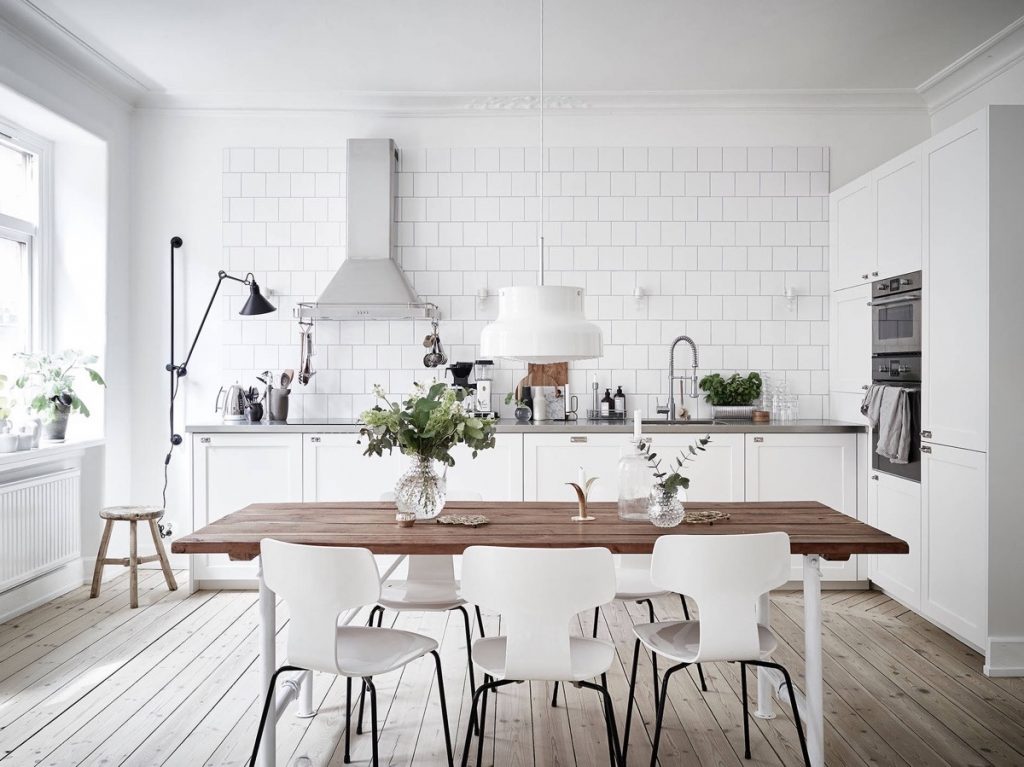 Sử dụng gạch ốp tường và thiết kế nhà bếp trắng theo phong cách Scandinavian