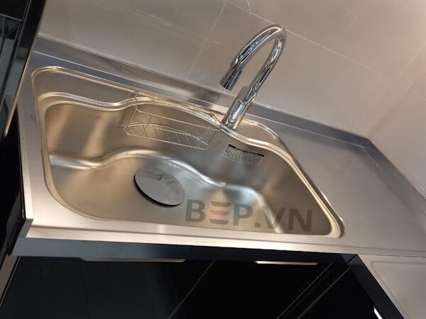 Thiết kế mặt bàn inox chữ U bao quanh không gian bếp