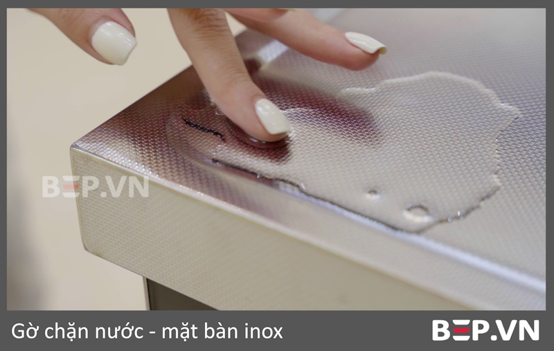 Gờ chặn nước mặt bàn bếp inox