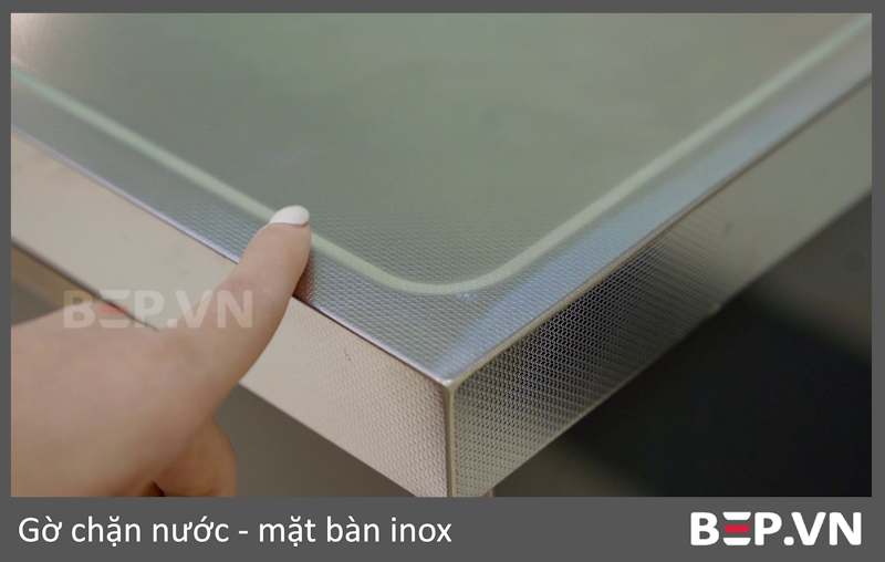 Gờ chặn nước mặt bàn bếp inox