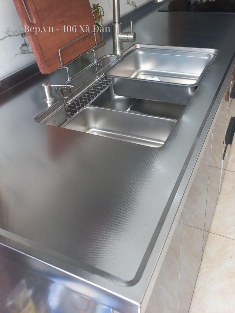 Cận cảnh chi tiết góc bo tinh xảo và bề mặt sáng bóng của chậu rửa inox liền khối mặt bàn, sản phẩm nhập khẩu của Bep.vn.