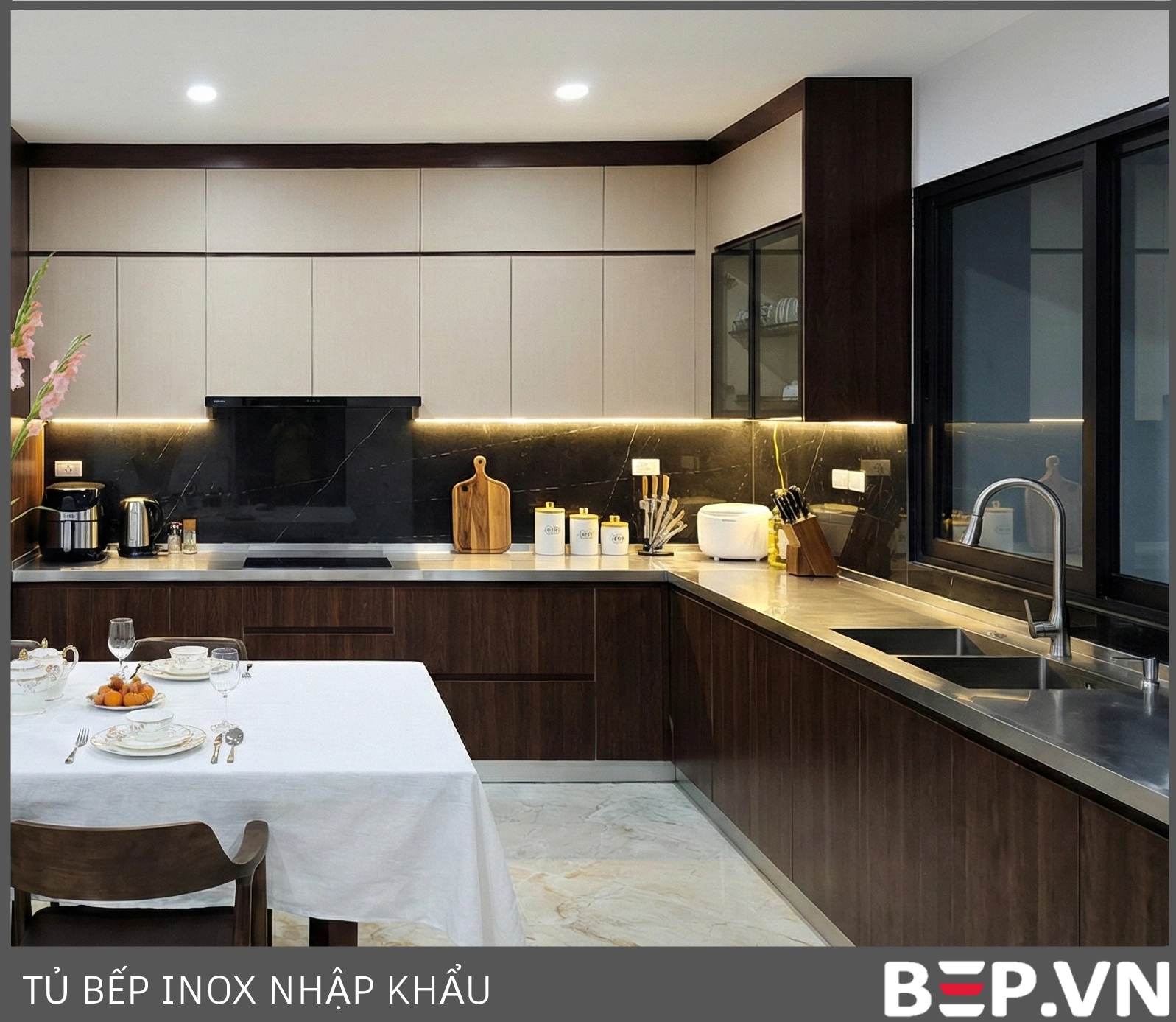 Tủ bếp cánh inox vân gỗ kiểu chữ L