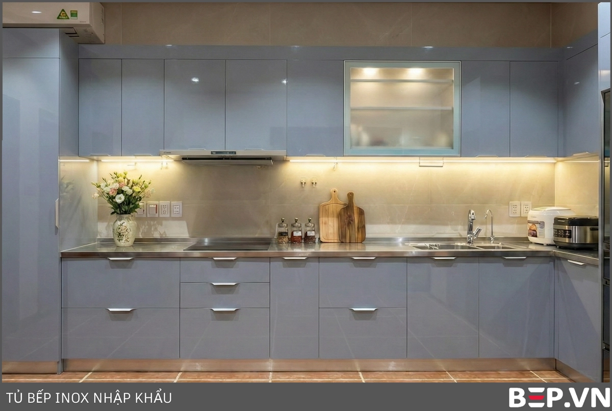 Tủ bếp inox cánh kính nhập khẩu chữ I nhà anh Nhân, Hà Tĩnh - toàn cảnh