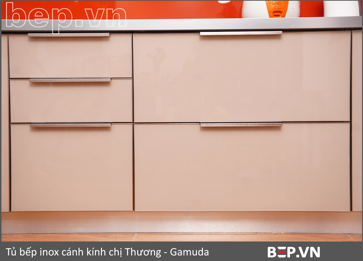 Tủ bếp inox cánh kính nhà chị Thương - Gamuda, ảnh thực tế 11