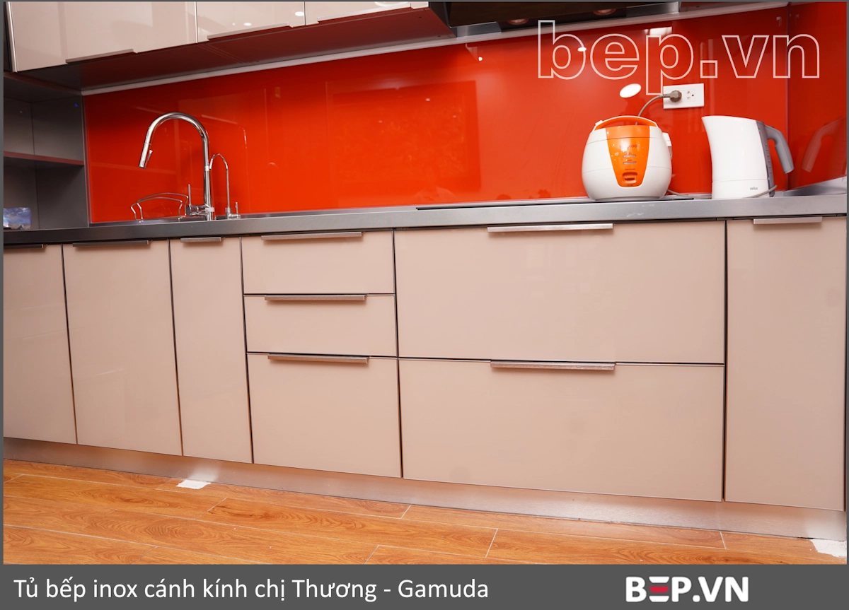 Cận cảnh mép mặt bàn inox dày 4cm nhìn ngang tầm mắt — nhà chị Thương, Gamuda