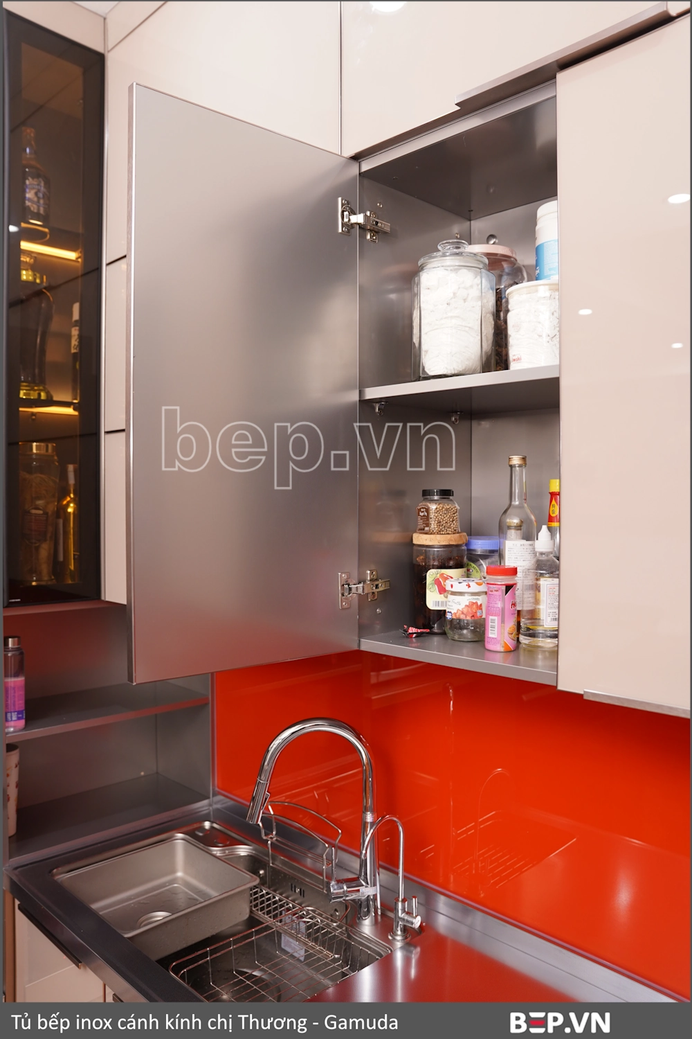 Góc chụp khác của cánh kính 3 lớp mở ra, lộ rõ lớp inox 304 mặt trong — nhà chị Thương, Gamuda