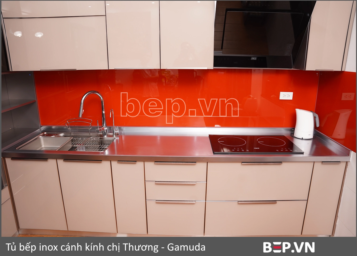Tủ bếp inox cánh kính nhà chị Thương - Gamuda, góc nhìn thẳng trực diện dãy tủ bếp chính