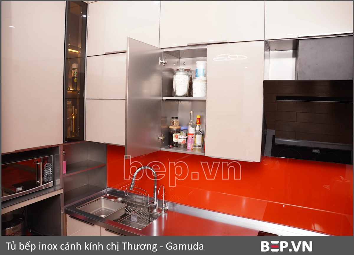 Cánh tủ trên mở ra, thấy rõ mặt trong bọc inox 304 của cánh kính 3 lớp — nhà chị Thương, Gamuda