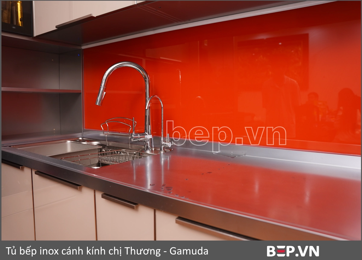 Nhìn ngang tầm mặt bàn inox liền chậu, thấy rõ độ dày 4cm — nhà chị Thương, Gamuda