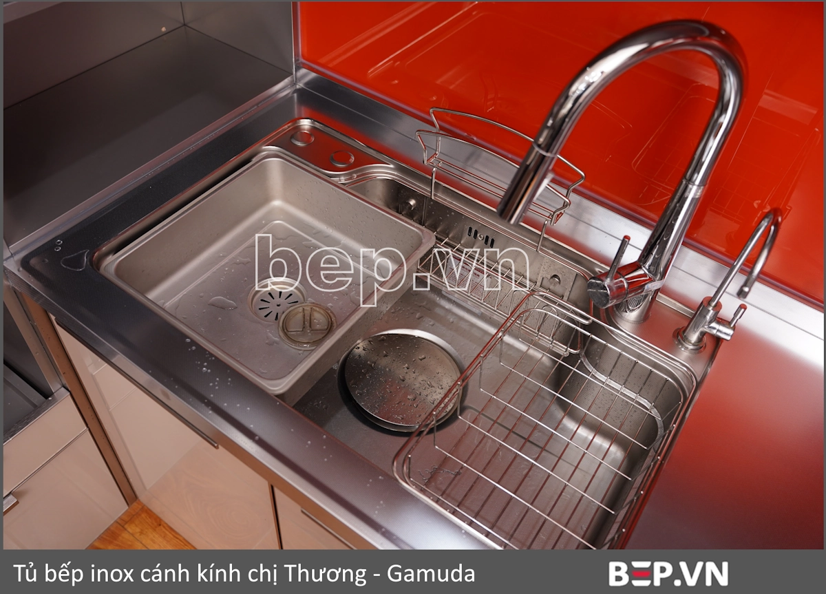 Chậu rửa liền mặt bàn inox với gờ chặn nước dập nguyên khối tinh tế - nhà chị Thương, Gamuda