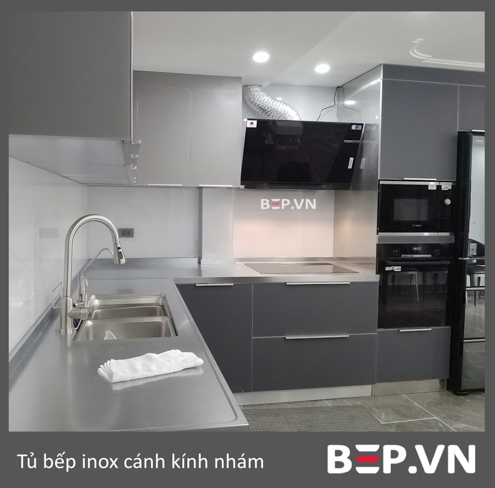 Tủ bếp inox cánh kính nhám kiểu chữ L nhà anh Hiếu, Trần Quang Diệu