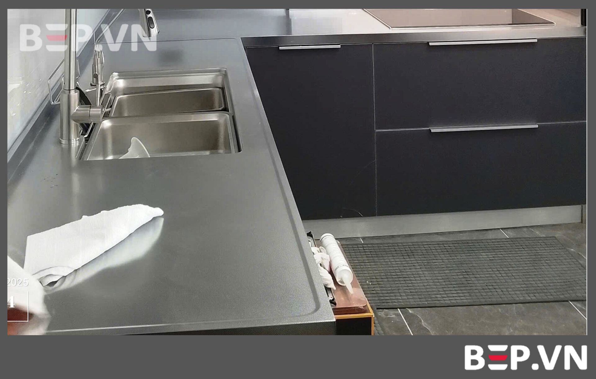 Tủ bếp inox cánh kính nhám anh Hiếu - Trần Quang Diệu