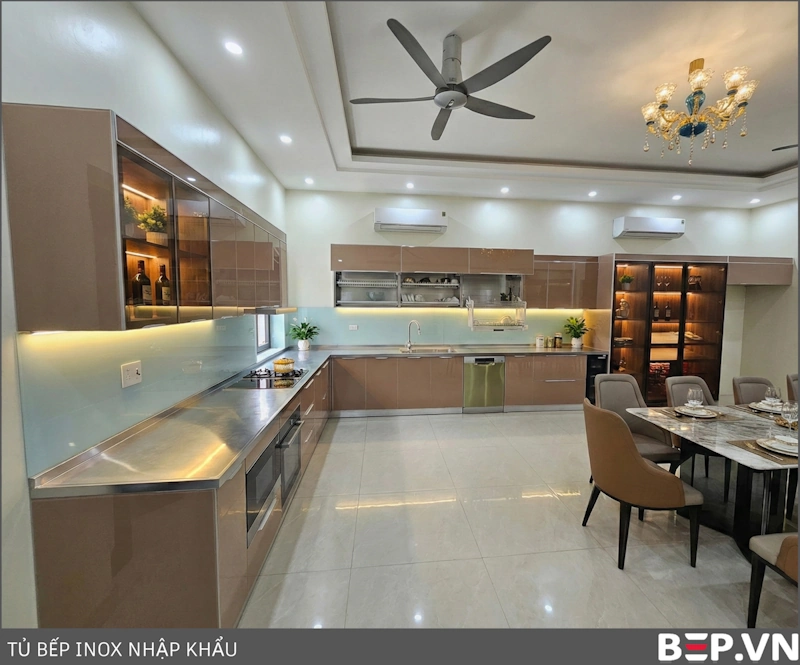 Tủ bếp inox cánh kính chữ L với hệ tủ trên kịch trần
