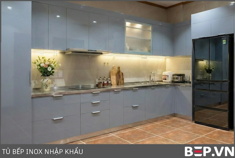 Tủ bếp inox cánh kính với mặt bàn inox liền chậu