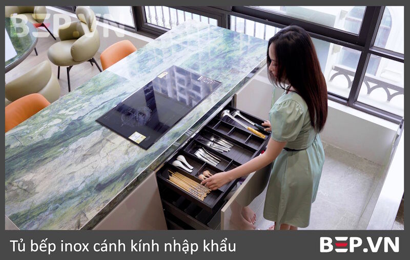 Tủ bếp inox cánh kính - bàn đảo đá nung kết
