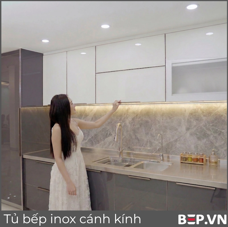 Tủ bếp inox cánh kính 3 lớp nhập khẩu nhà chú Tiến