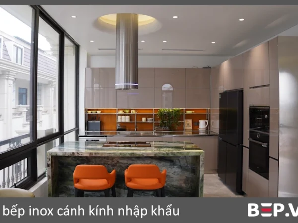 Tủ bếp inox cánh kính kèm bàn đảo