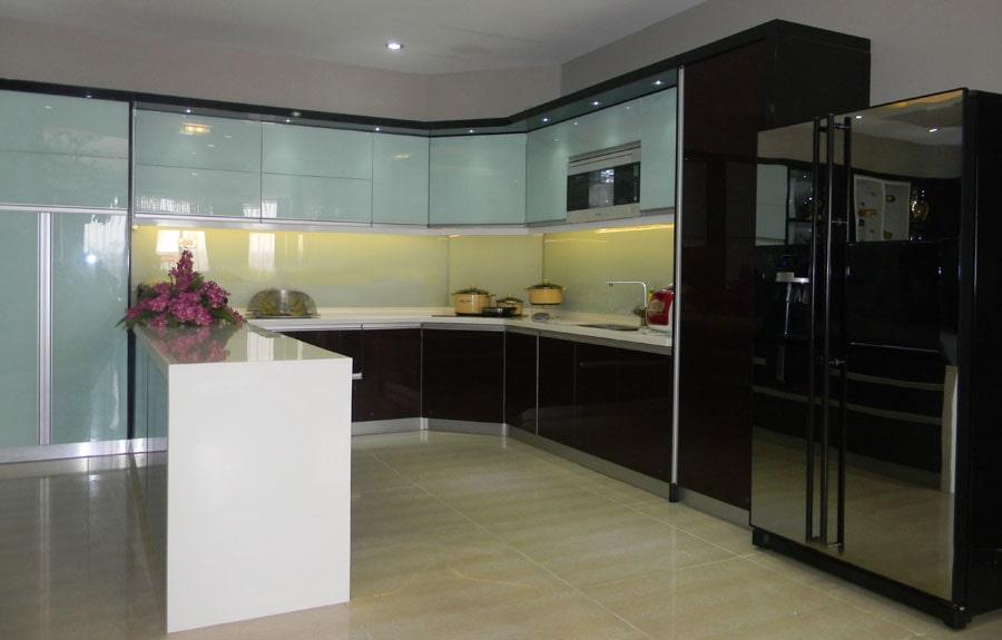 Sử dụng chất liệu nhôm kính cho tủ bếp