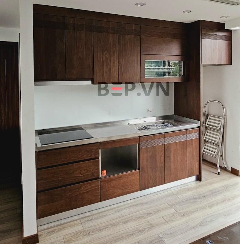 Tủ bếp inox cánh gỗ óc chó tự nhiên