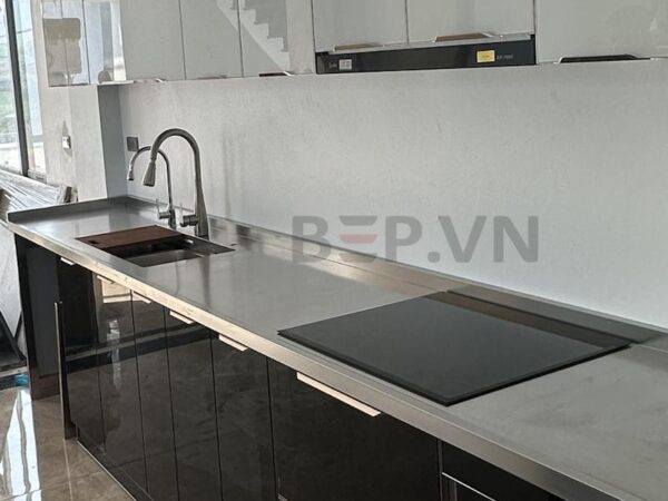 Lắp đặt hoàn thiện mặt bàn inox dập vân nổi chống trầy xước