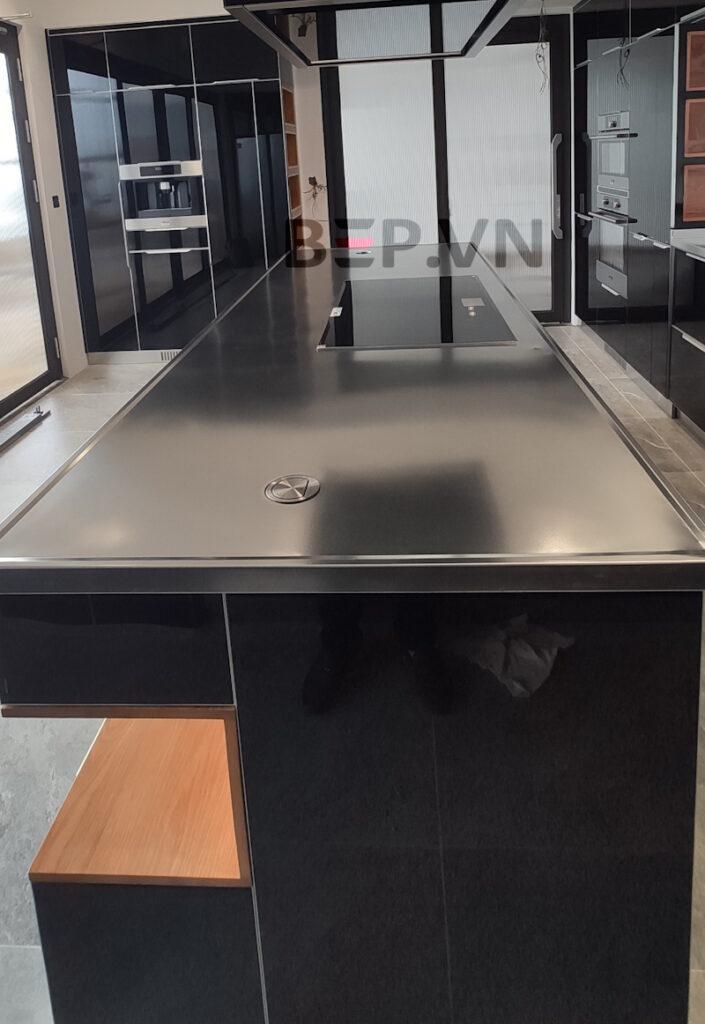 Chi tiết mặt bàn đảo inox và hệ tủ dưới