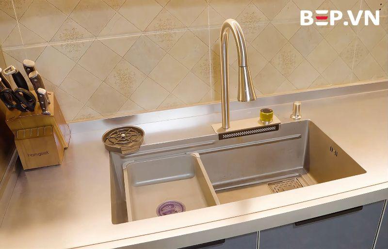 Chi tiết mặt bàn inox Bep.vn thiết kế liền khối với chậu rửa, làm nổi bật sự tiện lợi trong vệ sinh.