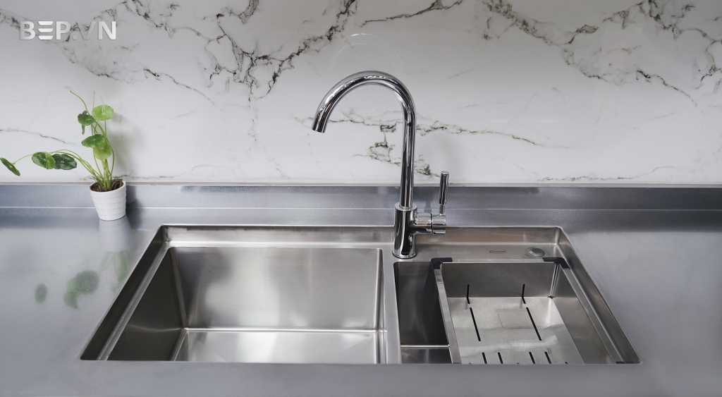 Mặt bàn tủ bếp inox liền chậu rửa không vết nối Bep.vn
