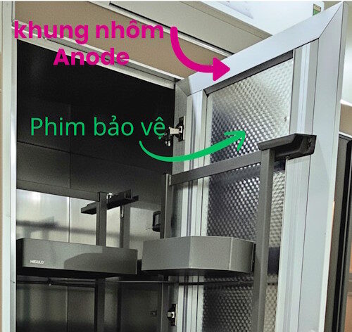 Mặt sau cánh kính khung nhôm Anode