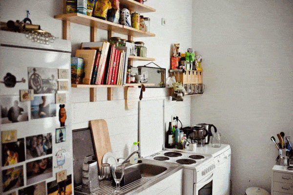 nhà bếp với giá treo đồ