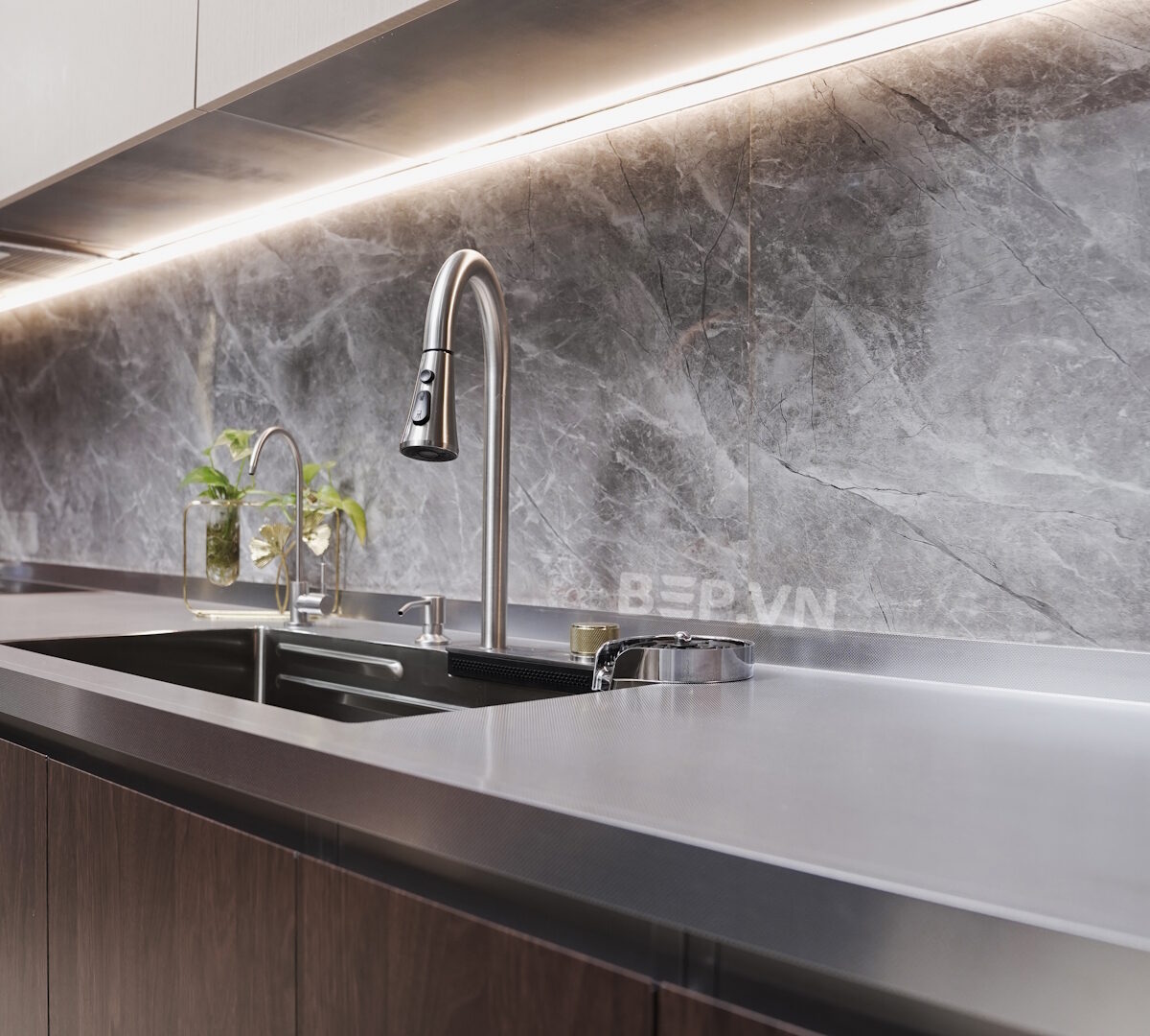 Tủ bếp inox cánh Inox Vân Gỗ dài 3m