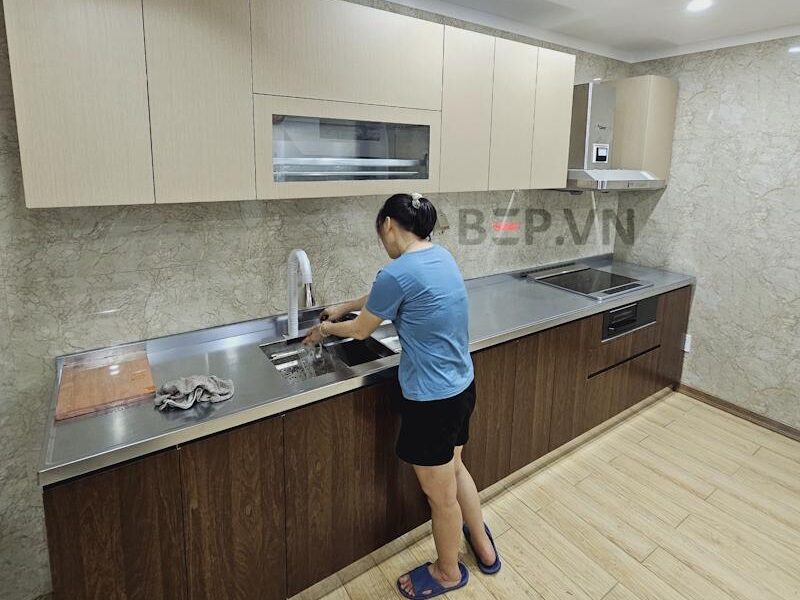 Tủ bếp inox cánh inox vân gỗ anh Cường - Hòa Bình