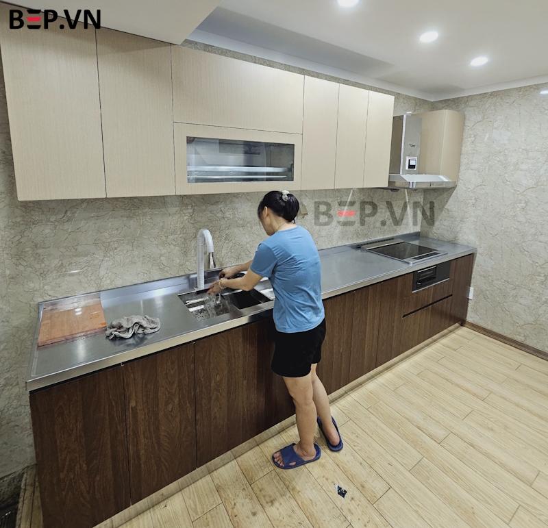 Tủ bếp inox cánh inox vân gỗ anh Cường - Hòa Bình