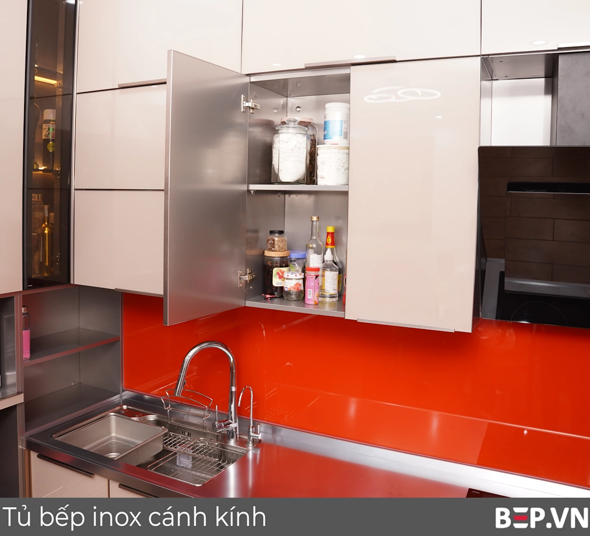 Tủ bếp inox cánh kính dễ vệ sinh