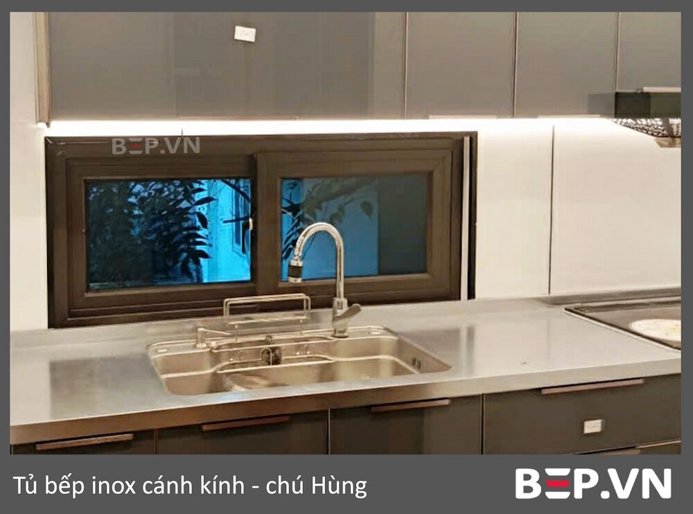 Tủ bếp inox cánh kính chú Hùng - Mai Dịch