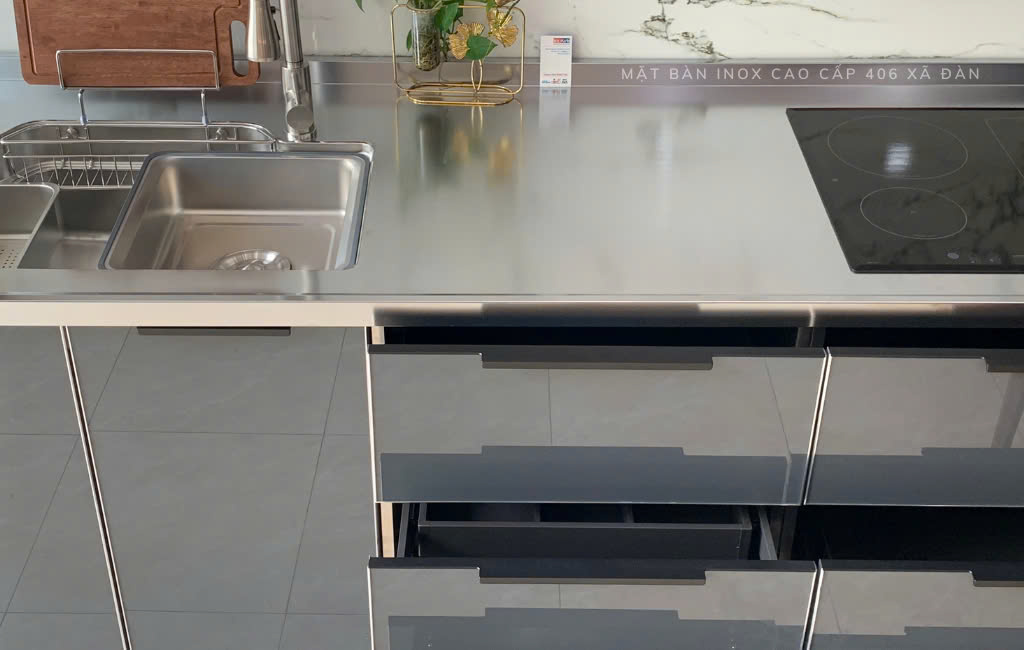 Tủ bếp inox cánh kính kết hợp mặt bàn inox