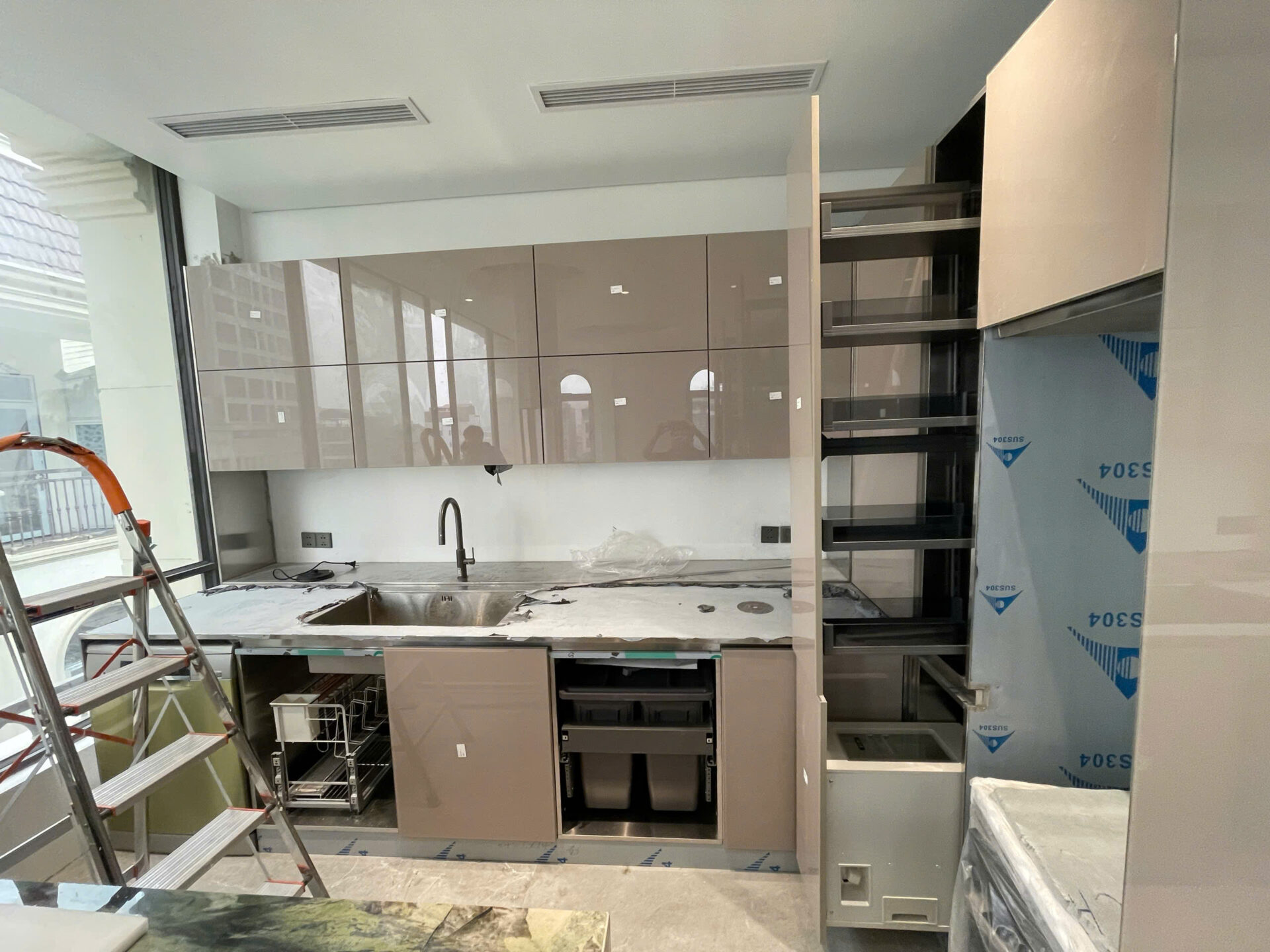 Tủ bếp inox cánh kính chú Hùng - Him Lam