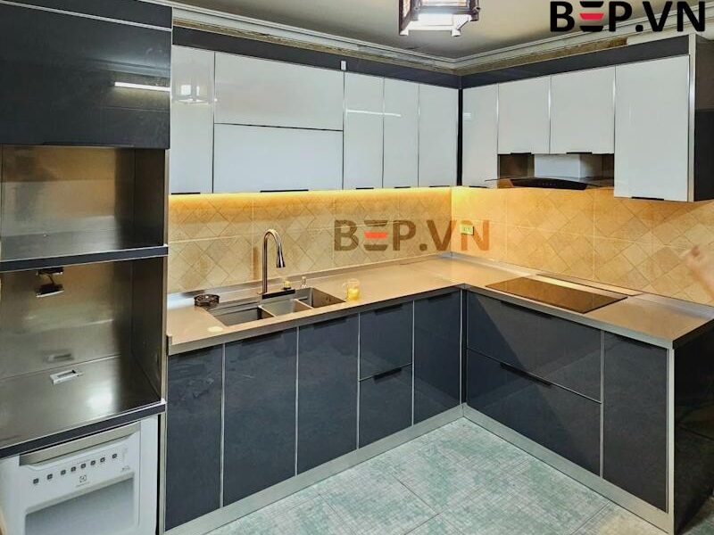 Tủ bếp inox cánh kính nhập khẩu nhà chú Hải