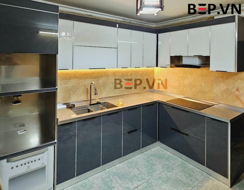 Tủ bếp inox cánh kính nhập khẩu nhà chú Hải