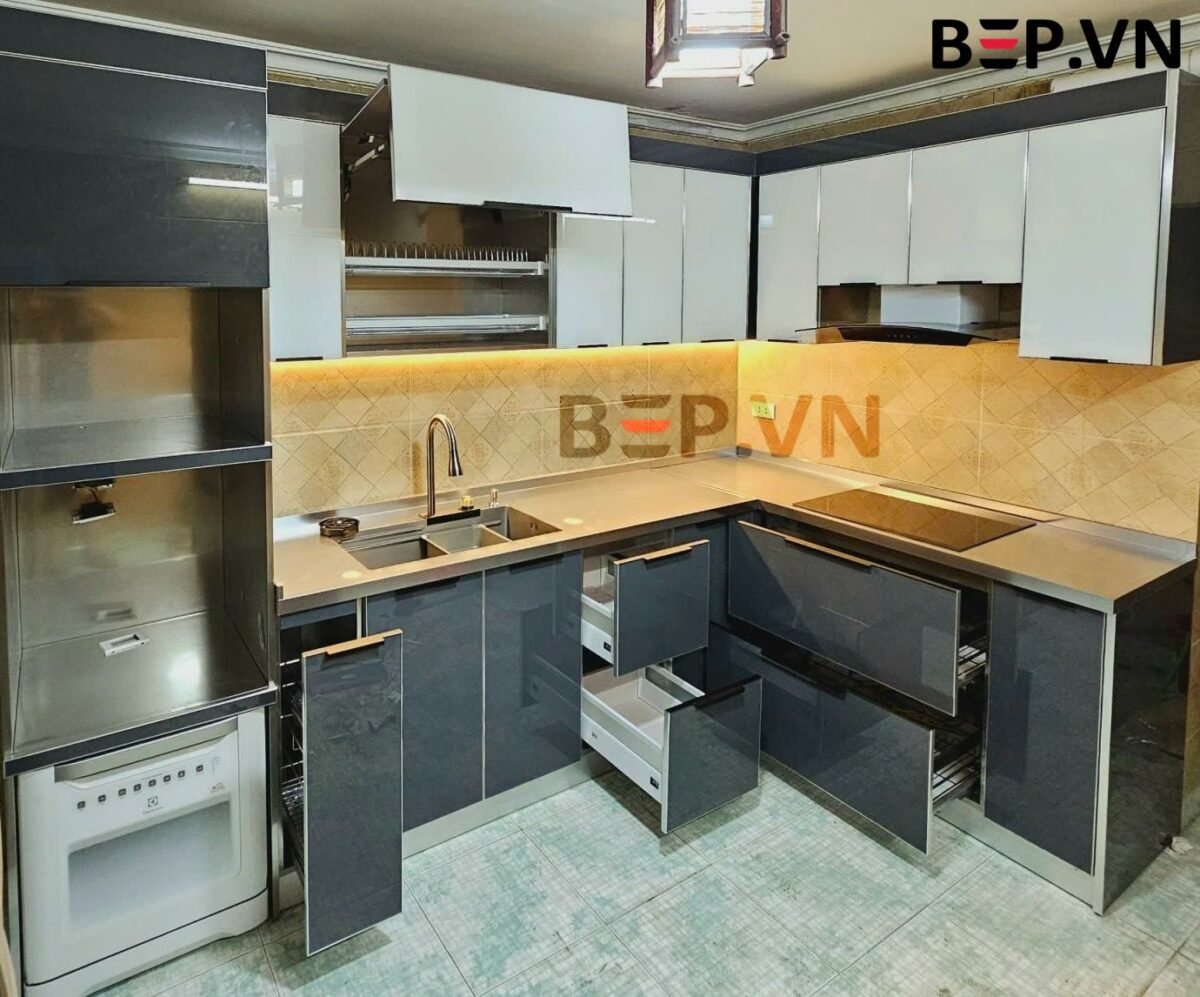 Tủ bếp inox cánh kính nhập khẩu nhà chú Hải - Hình ảnh 4