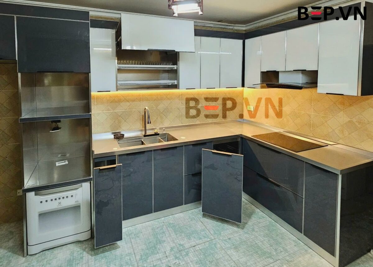 Tủ bếp inox cánh kính nhập khẩu nhà chú Hải - Hình ảnh 3